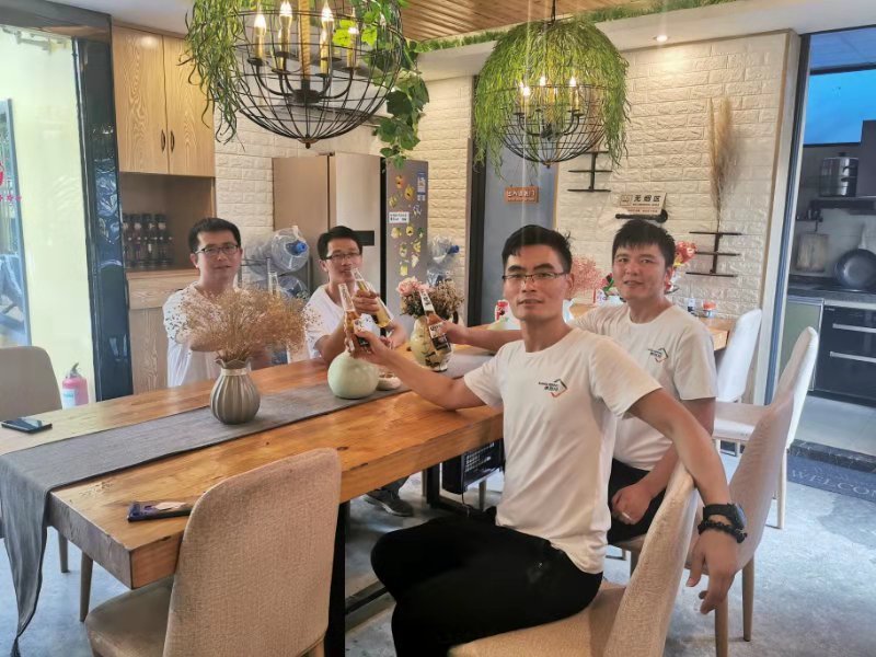 康利邦董（dǒng）事長與工程部經理合影