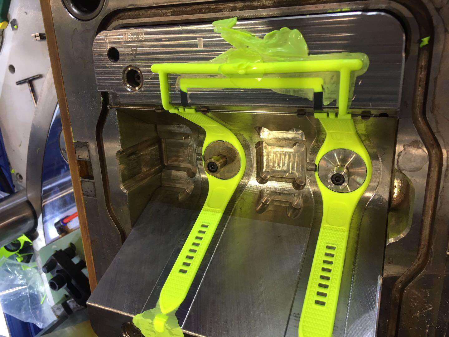 尼(ní)龍(lóng)能和液態矽膠粘合嗎 尼龍能和液態矽膠粘合(hé)嗎(ma)