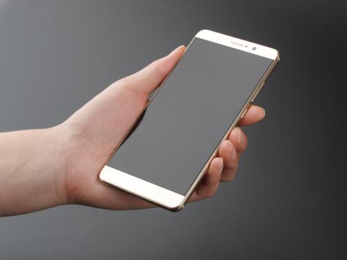 PET保護膜在(zài)智能手機(jī)顯(xiǎn)示屏上的應用.jpg PET保護膜在智能手機顯示(shì)屏上的應用.jpg