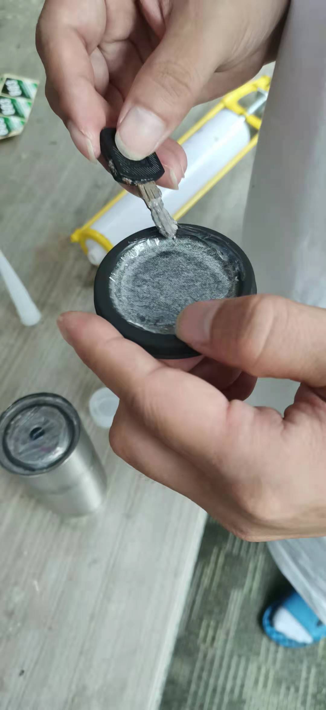 3m雙麵膠和不鏽(xiù)鋼粘接膠(jiāo)水.jpg 3m雙麵膠和不鏽鋼粘(zhān)接膠水(shuǐ).jpg