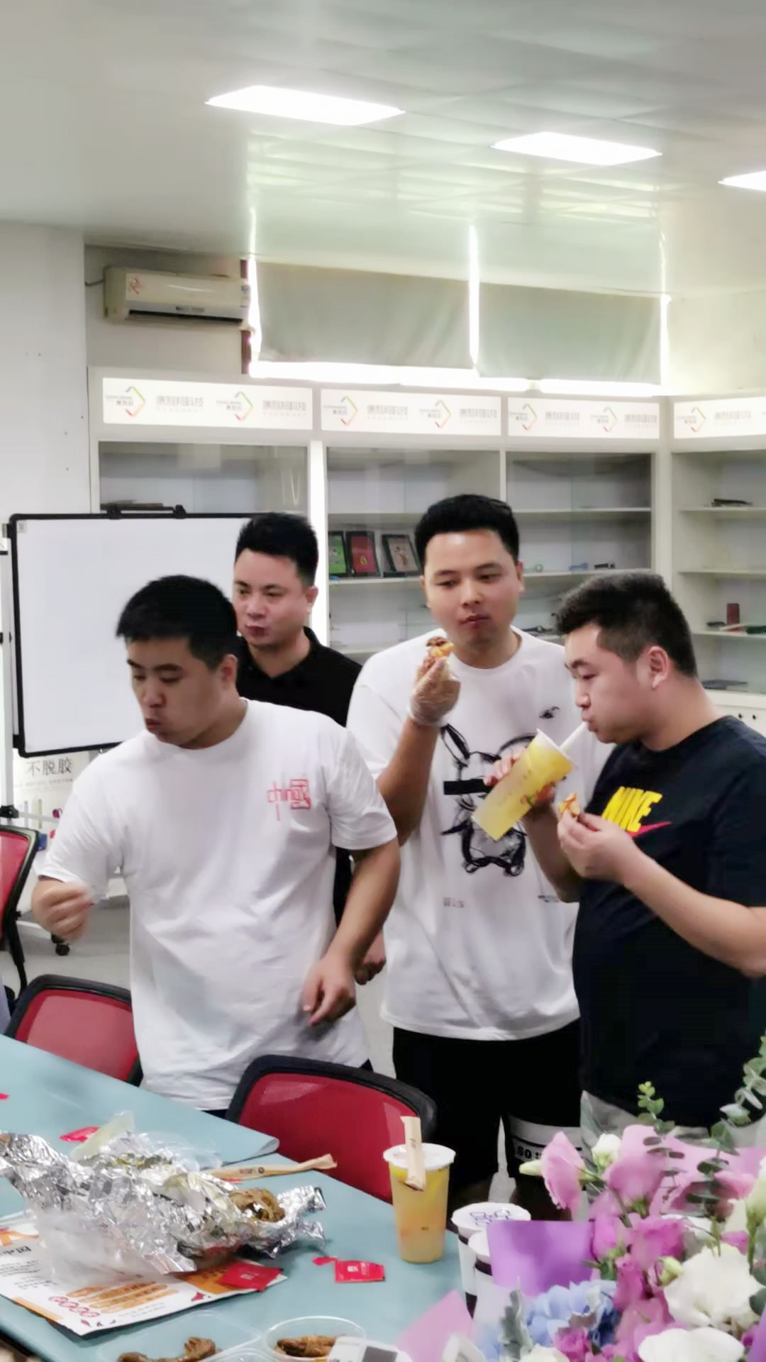 熱烈慶祝康利邦團隊達成業績目標.jpg 熱烈慶祝康利邦(bāng)團隊達成業績(jì)目標(biāo).jpg