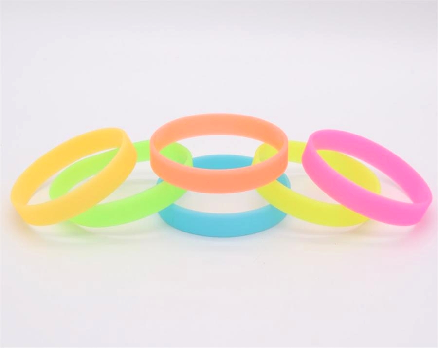 如何修複斷掉的矽橡(xiàng)膠手環.jpg 如何修複斷掉的矽橡膠手環.jpg